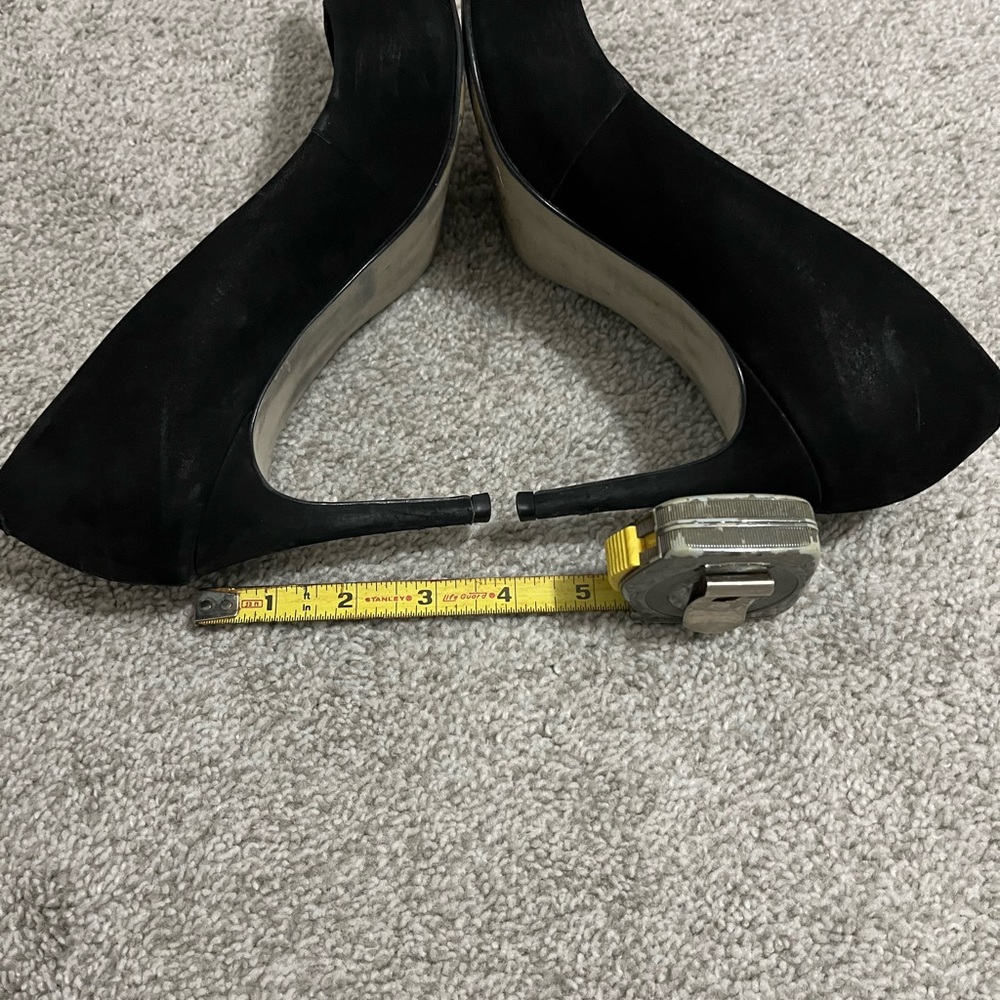 Women’s suede Saks fifth Avenue heels size 8 1/2 suede